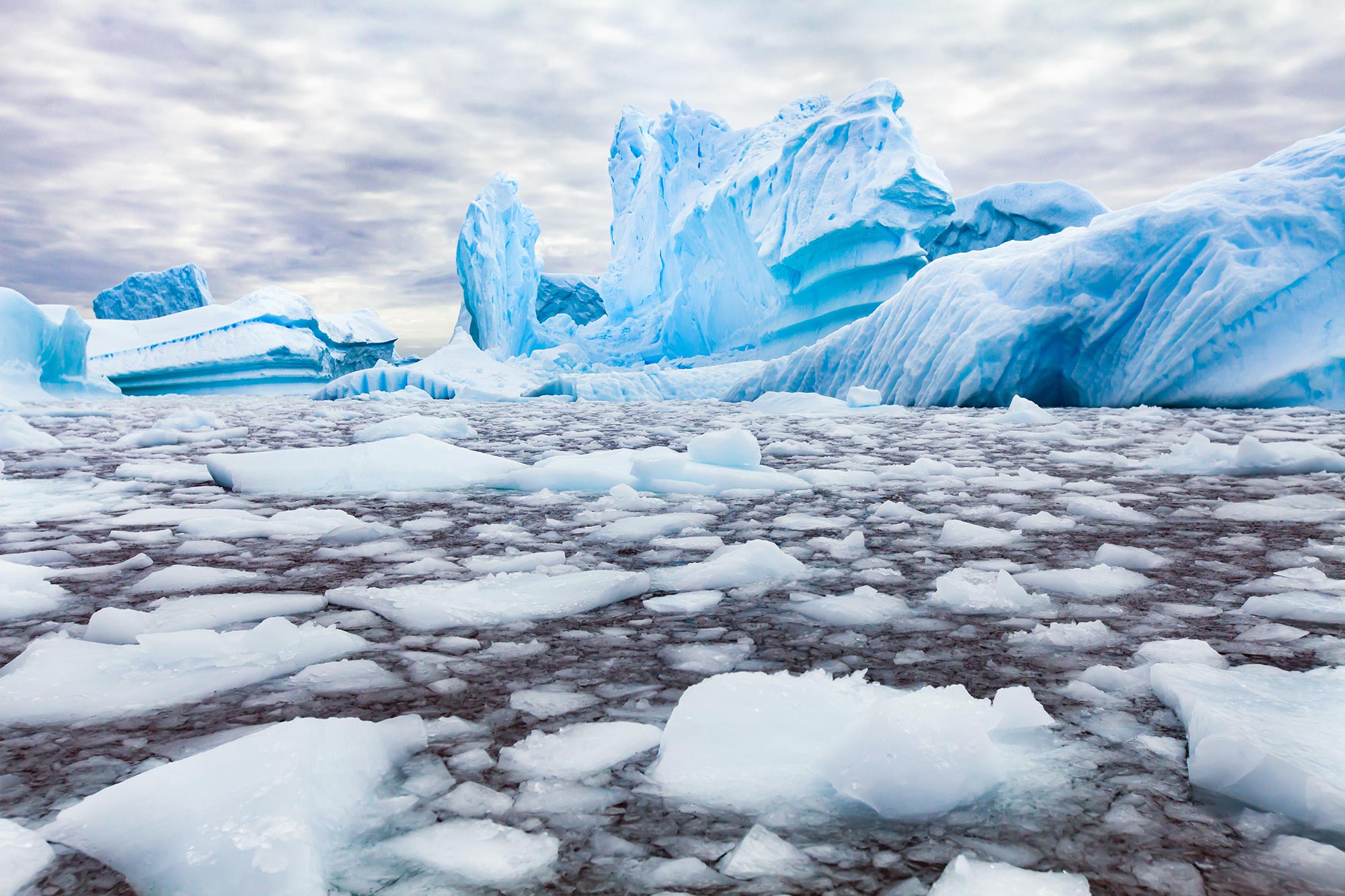 La tromperie de glace de l'Antarctique: une nouvelle étude révèle une minceur surprenante des étagères de glace