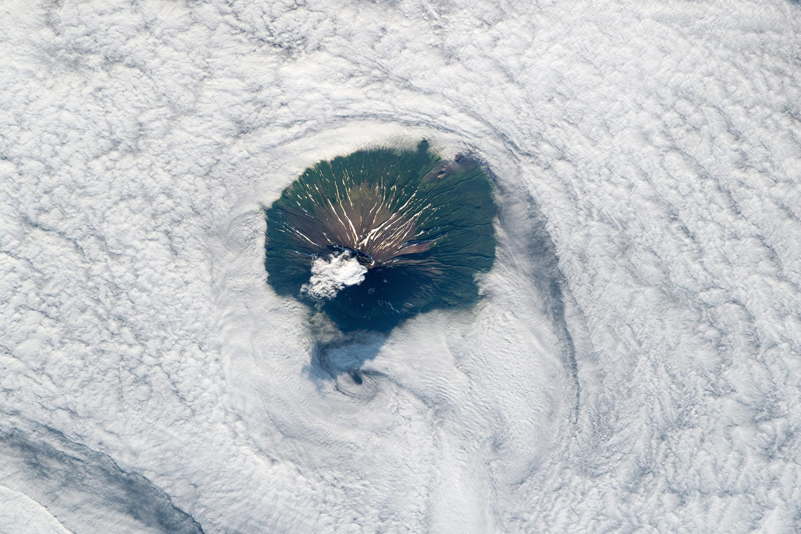 Chaussée à Stratovolcano: l'astronaute sur l'ISS capture une vue incroyable sur l'île d'Atlasov inhabitée