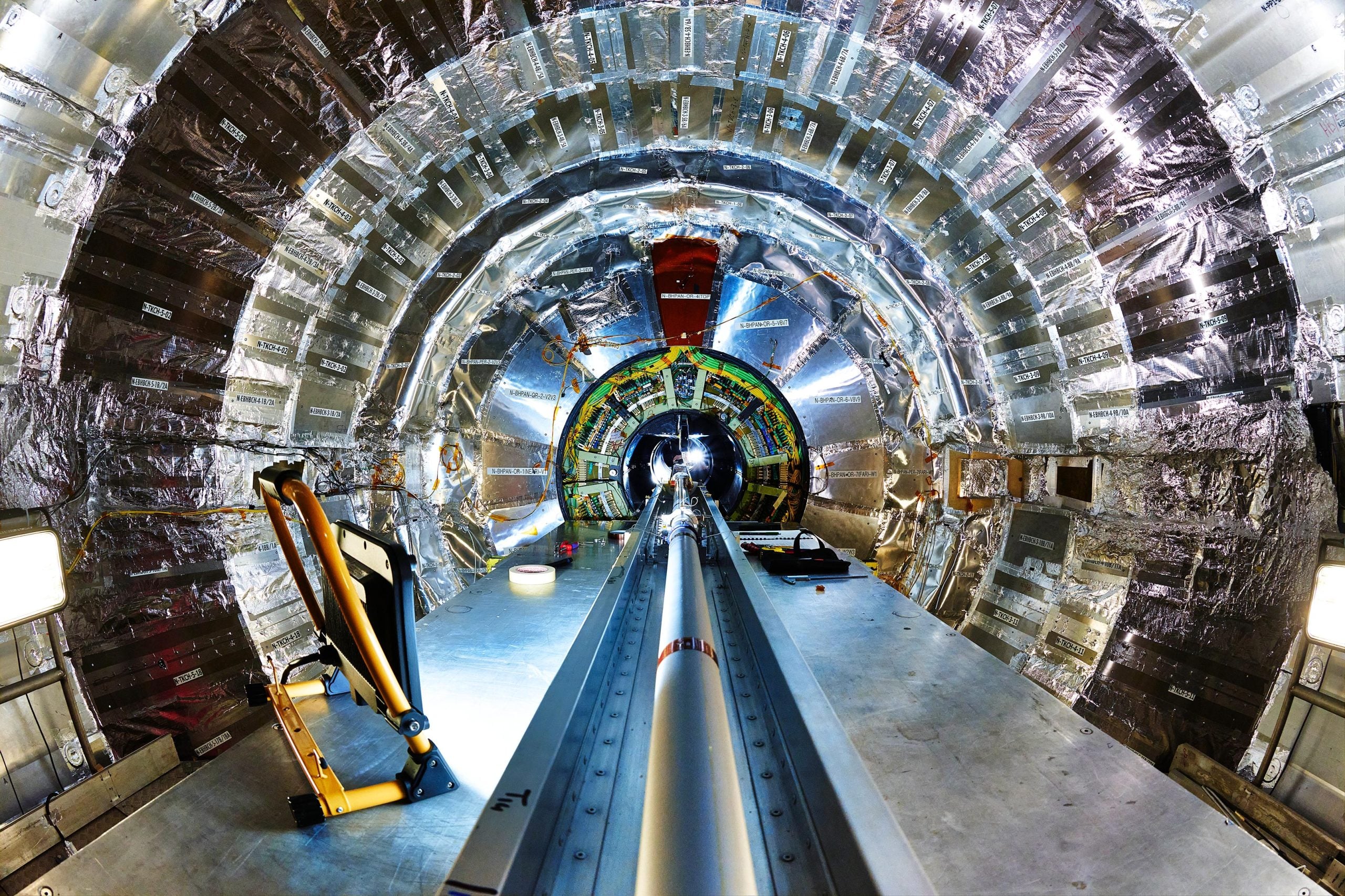 Plus rapide que la vitesse de la lumière: transfert d'informations par «action effrayante à distance» au grand collisionneur de hadrons