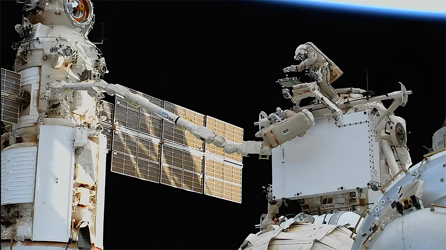Succès spatial: Cosmonauts déplace le radiateur Roscosmos sur la station spatiale internationale