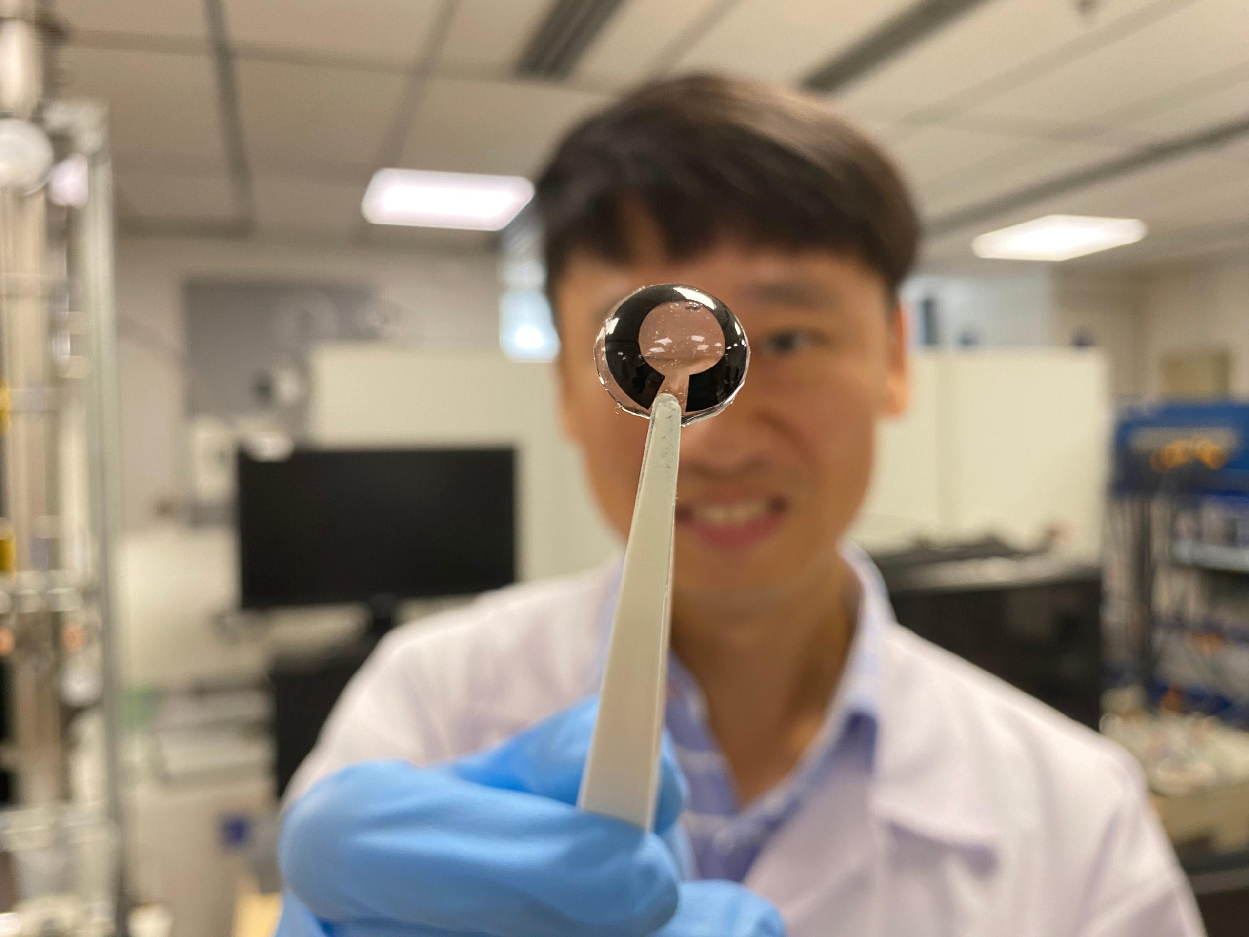 L'avenir de la vision: les scientifiques développent une batterie flexible à la cornée mince chargée par une solution saline