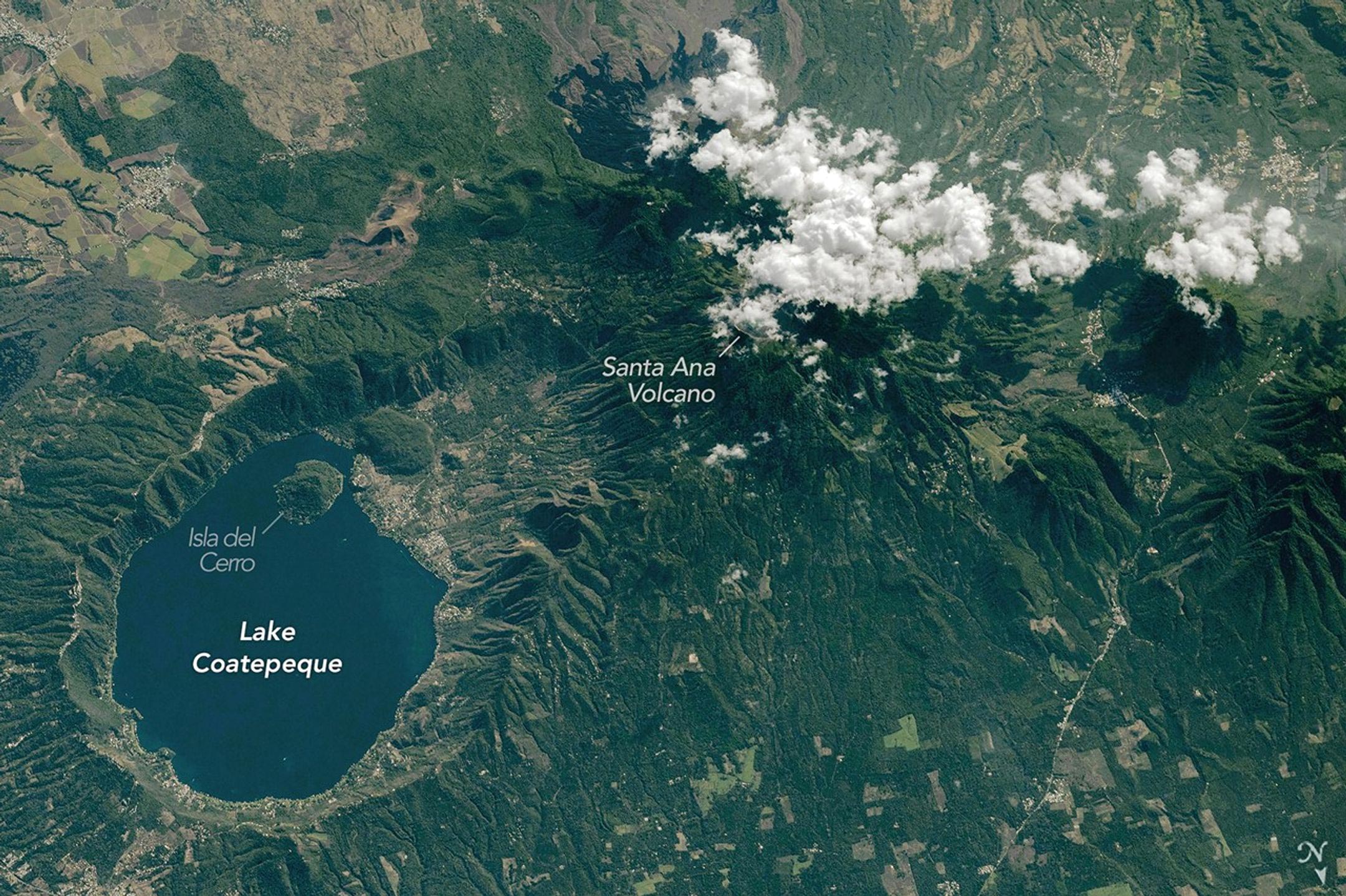 Un lac bleu brillant à l’intérieur d’un ancien volcan étourdit depuis l’espace