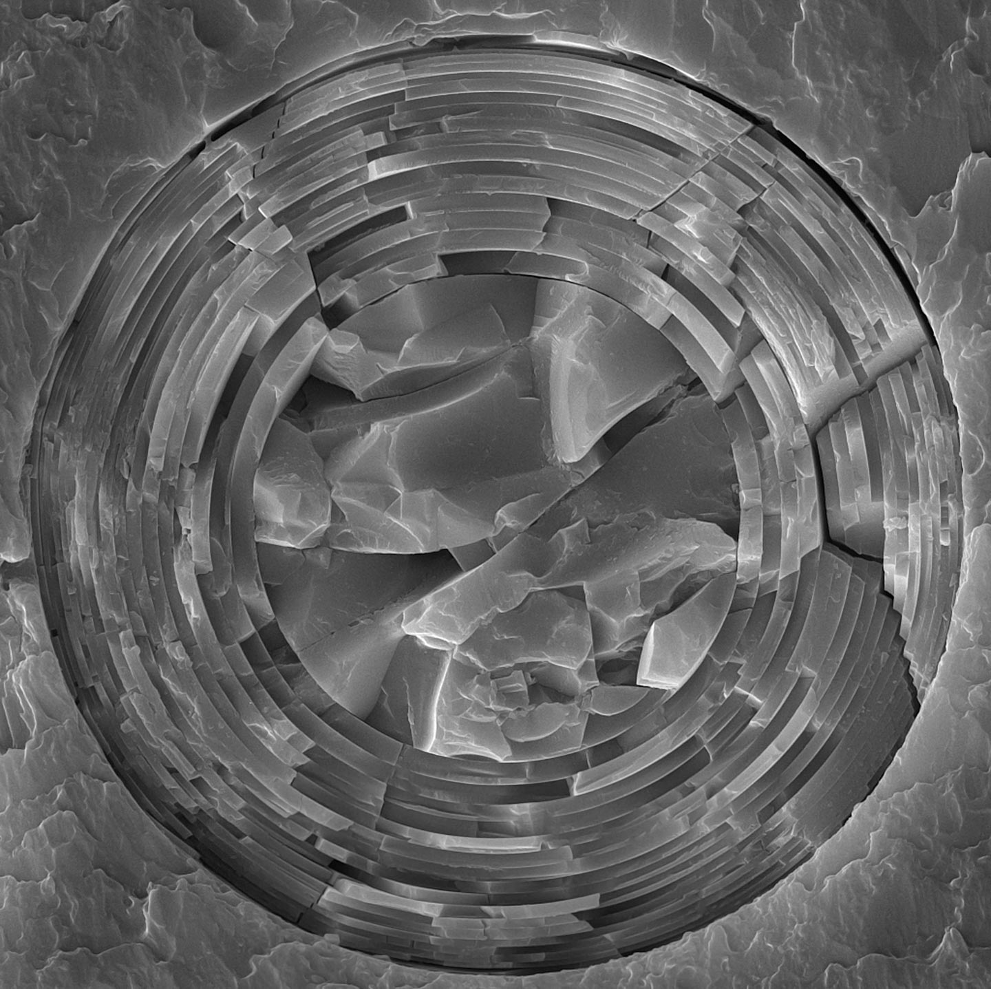 La relation précédemment inconnue entre la courbure et la ténacité dans les matériaux en couches a des implications pour les composites bio-inspirés