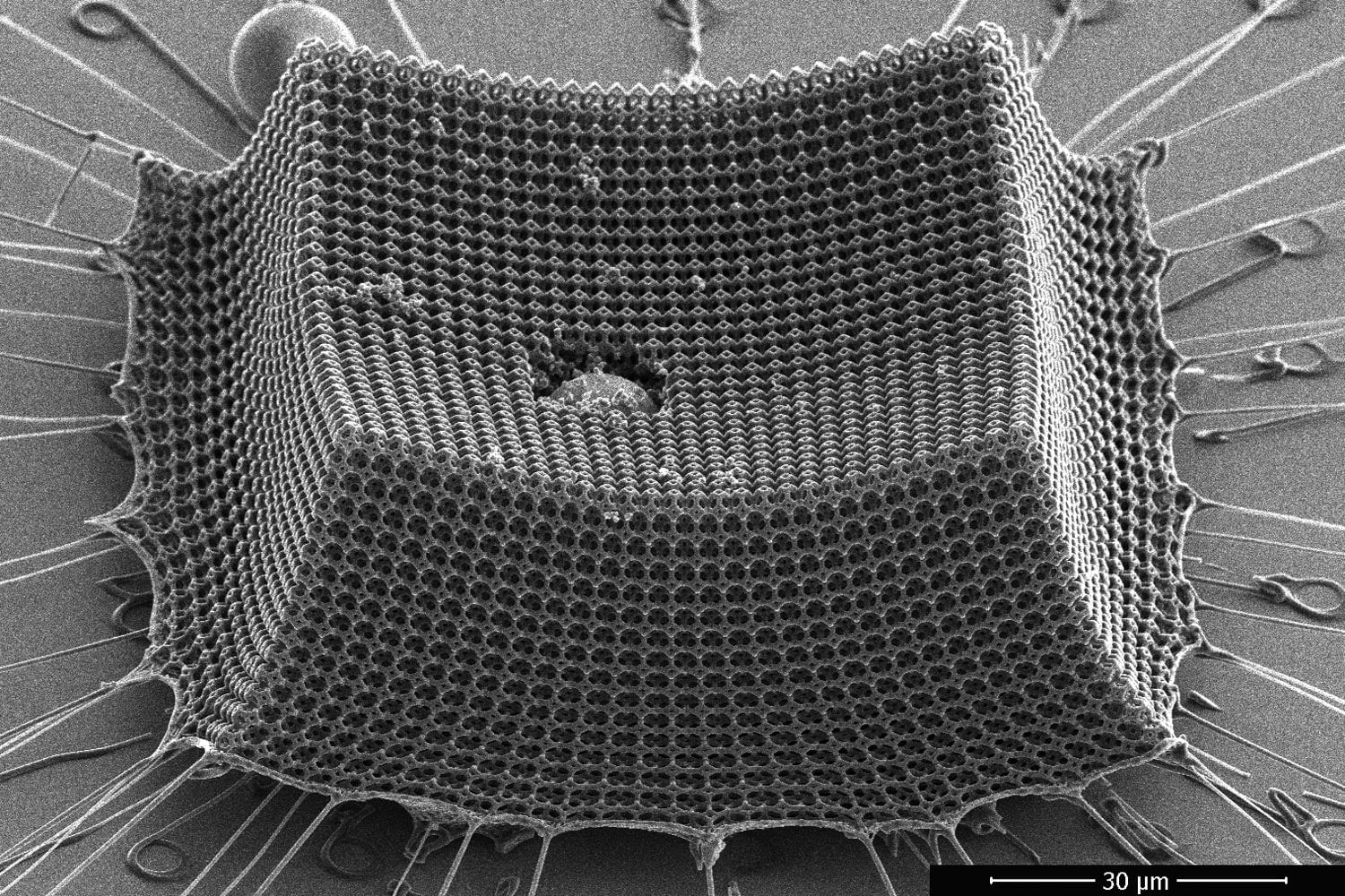 Plus difficile que Kevlar et Steel: un matériau ultralier résiste aux impacts des microparticules supersoniques