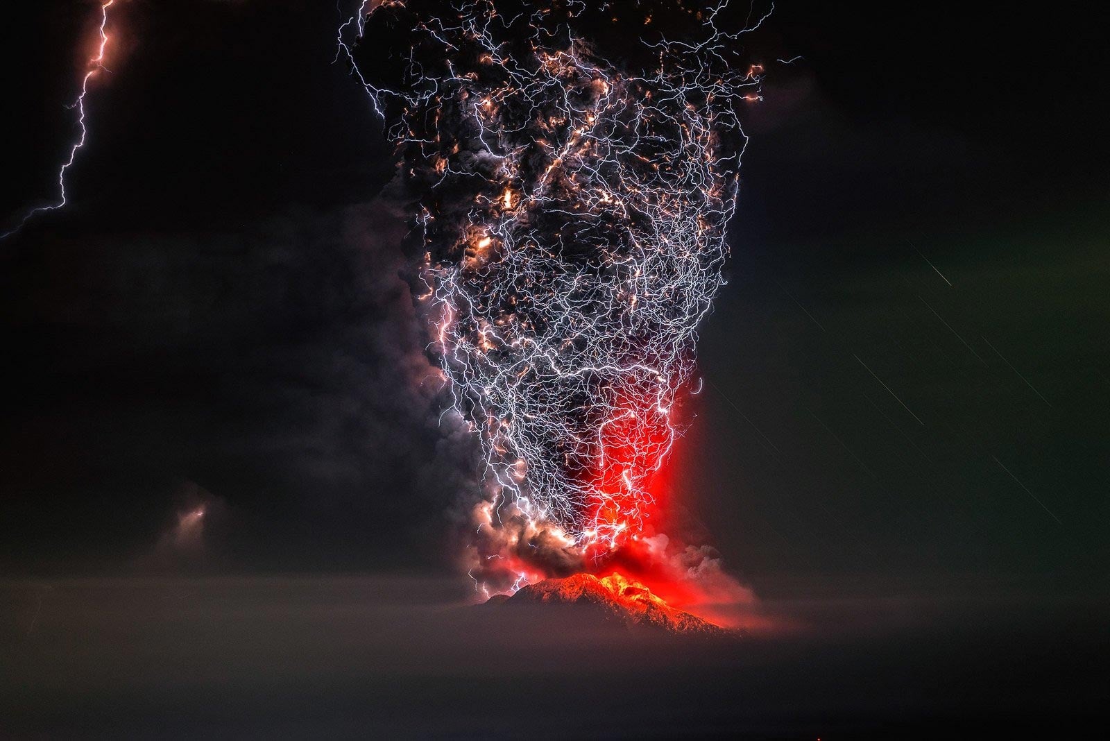 Volcanique Lightning: La science derrière ce phénomène spectaculaire