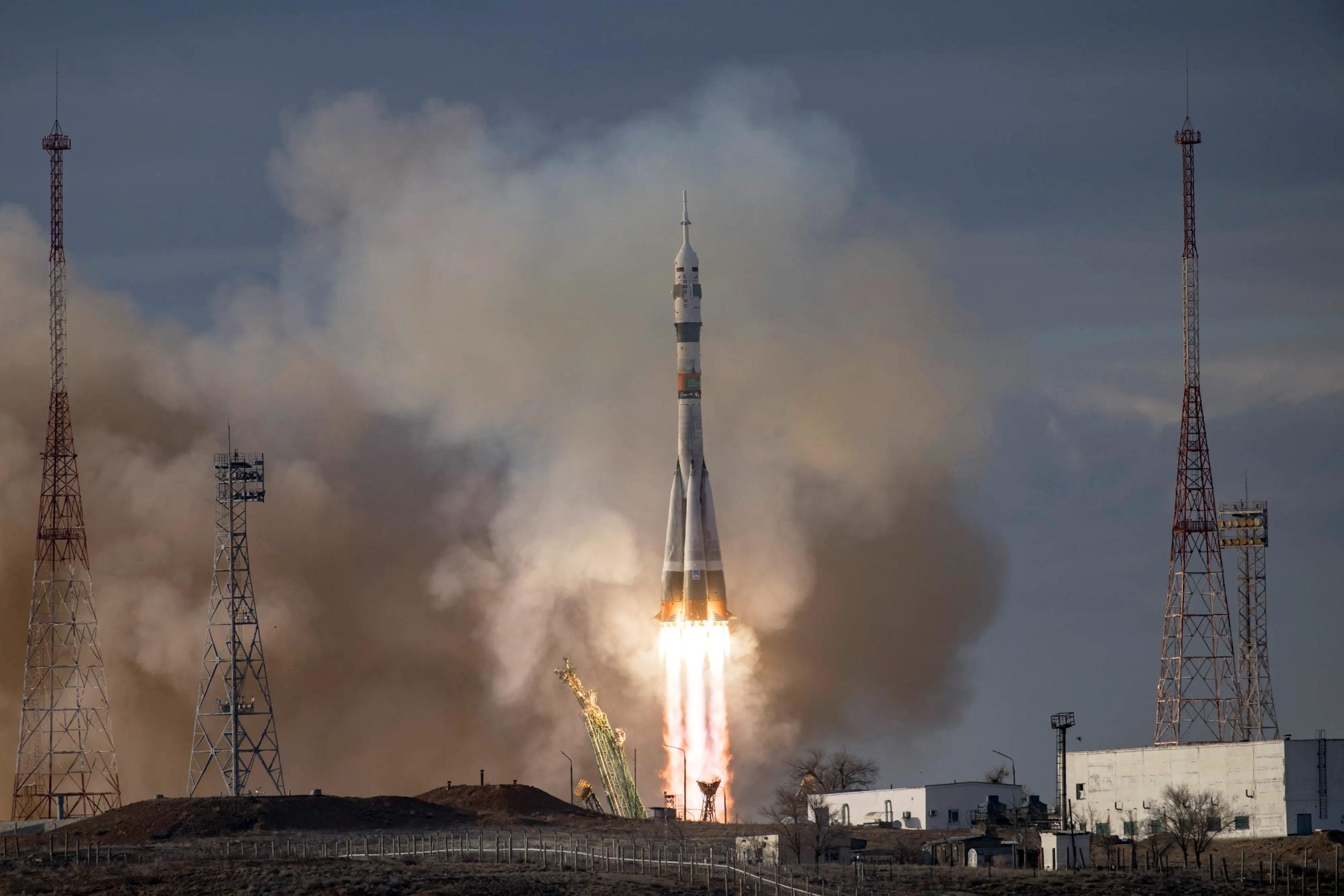 Russian Rocket lance l'astronaute, le cosmonaute et les agents de bord à l'ISS, jours après Glitch