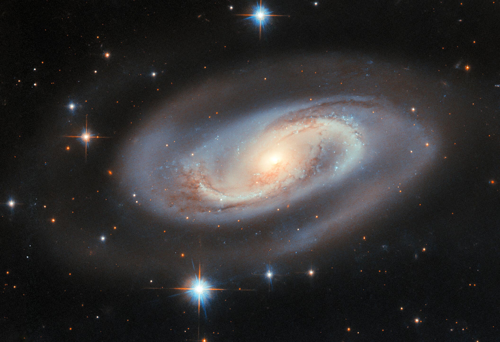 Cette galaxie apparemment normale cache un monstre cosmique