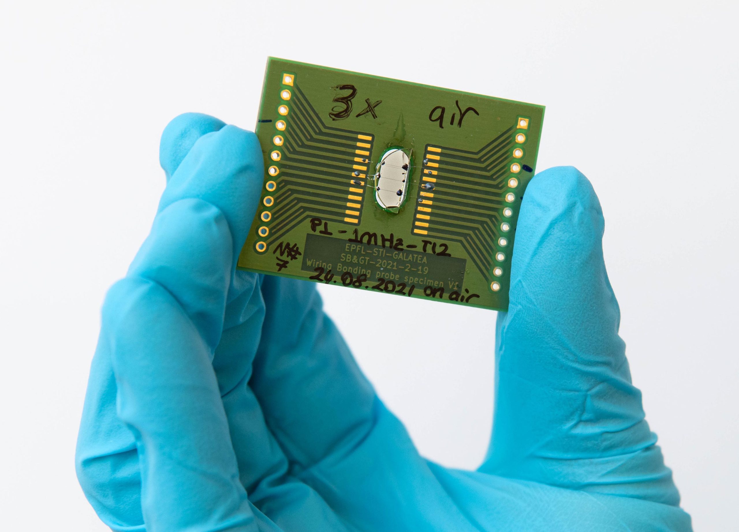 Le laser fémtoseconde transforme le verre en une moissonneuse à énergie lumineuse «transparente»