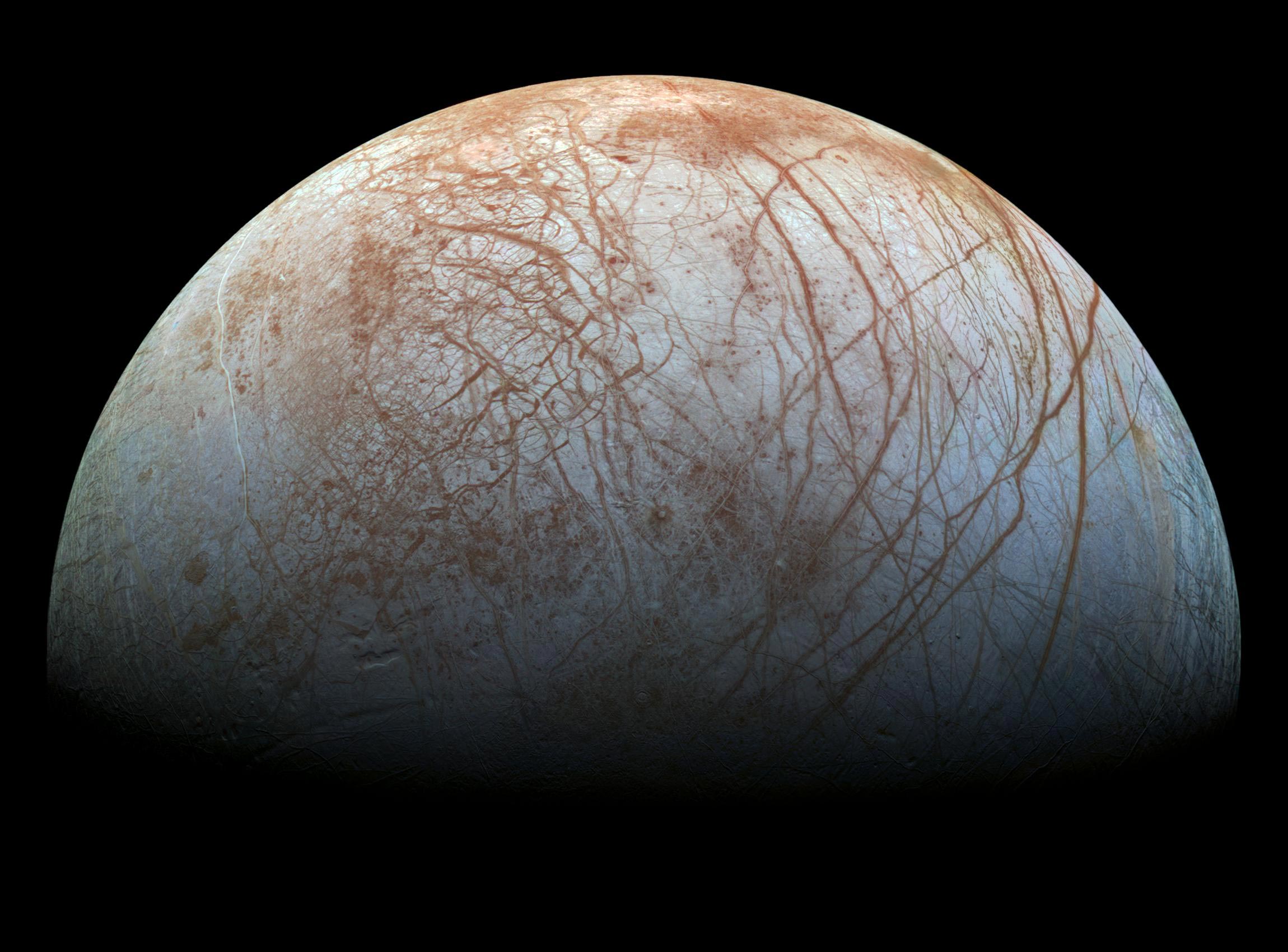 Les scientifiques de la NASA croient que la lune de Jupiter Europa pourrait soutenir la vie